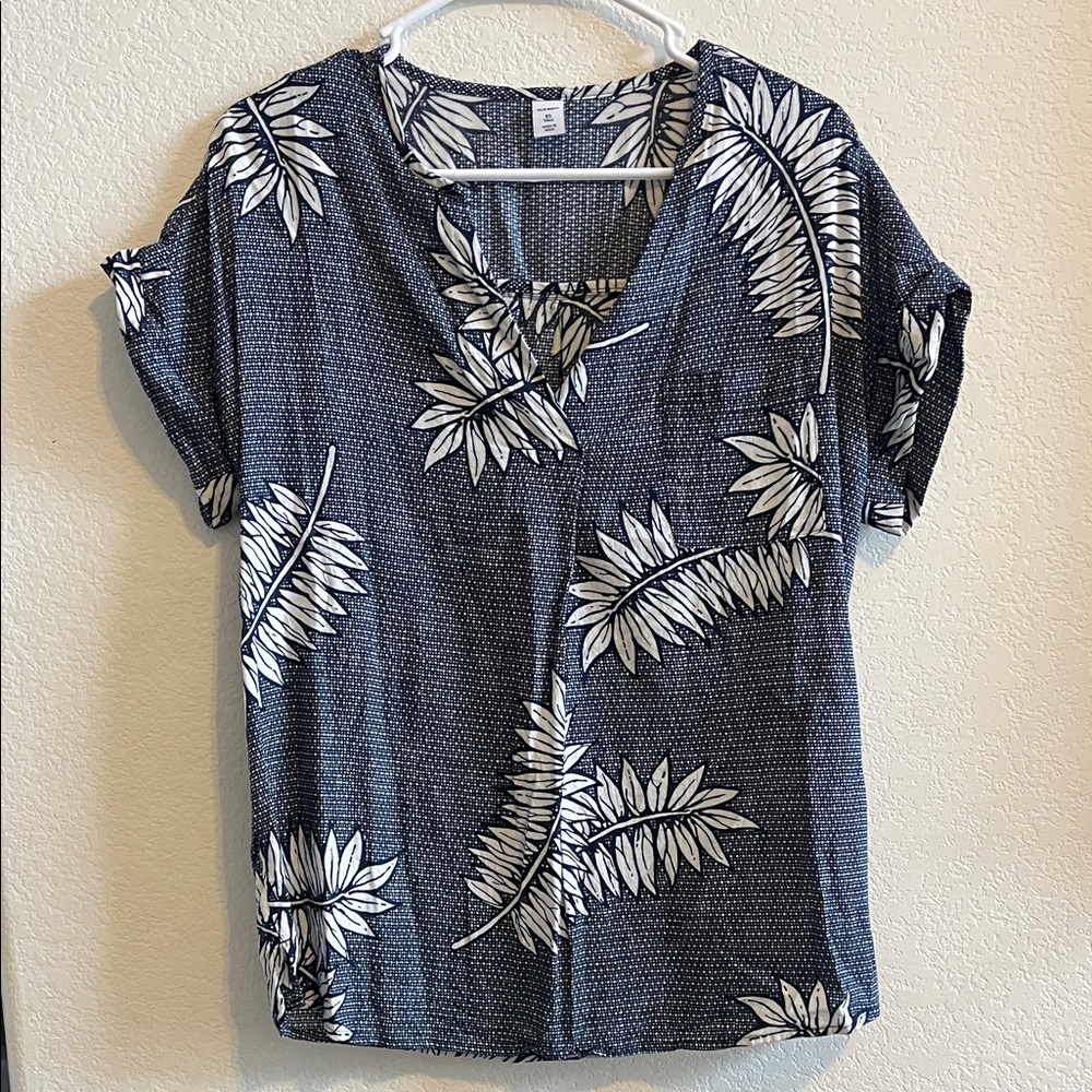 Old Navy Navy Blue V-Neck Tropical Leaf Print Tee